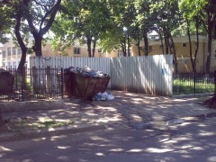 Lichidul scurs din gunoiul care nu se ridică la timp
